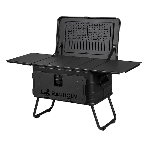 Rauholm Campküche 50: schwarze Aluminium-Küchenbox mit aufgeklapptem Deckel, ausgeklappten Seitentischen und graviertem Rauholm-Logo